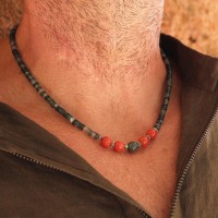 collier en perle heishi et perle ronde de corail rouge COCORH003A