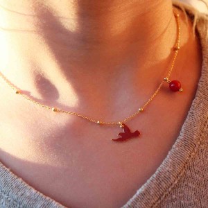 Collier avec sa colombe et sa perle de corail rouge COCORENF004V