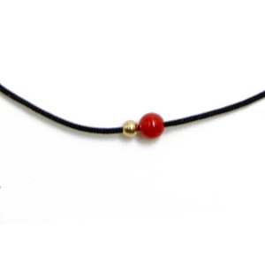 Bracelet cordon noir et petite perle de corail rouge BRCORFT0018VC