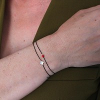 Bracelet cordon noir et petite perle de corail rouge BRCORFT0018VC