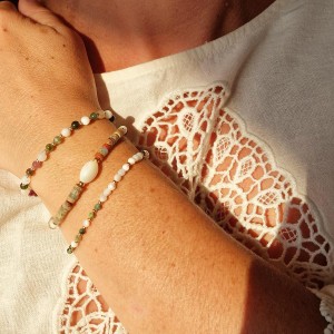 Bracelet en perle de nacre blanche facettée et ses pierres fines BRNACF0041V