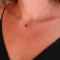 Collier tonneau en corail rouge véritable et sa perle doré COCORF0061V