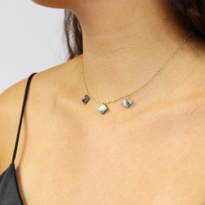 Collier avec des carrés de nacre bleue CONACF0056V