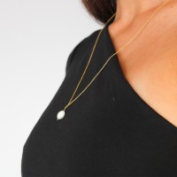 Collier long et son grain de riz en nacre blanche CONACF0059V