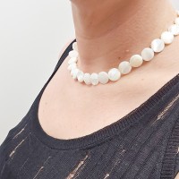 Collier en pastille de nacre blanche CONACF0071A