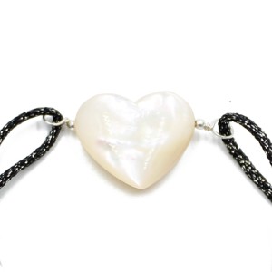 Bracelet coeur en nacre et cordon noir BRNACF0060A