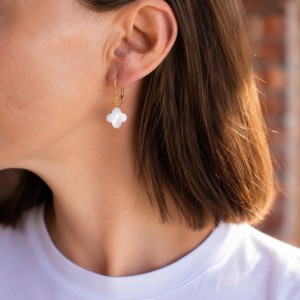 Boucles d'oreilles trèfle en nacre blanche BONACF0022G