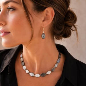 Boucles d'oreilles en nacre noire ovale BONACF0020G