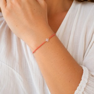 Bracelet en perles de corail et trèfle en nacre BRCORF0058G