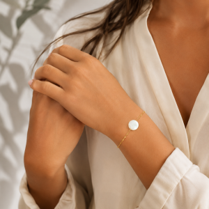 Bracelet en chaine et pastille de nacre blanche BRNACF0054G