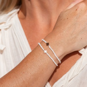 Bracelet en nacre blanche et trèfle noir BRNACF0045A