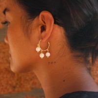 Boucles d'oreilles créole et perle de nacre blanche BONACF001V