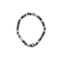 bracelet en rondelle heishi de nacre blanche et obsidienne BRNACHOO1AR