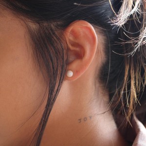Boucles d'oreilles en petite perle de nacre BONACF004A