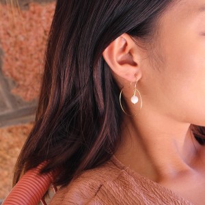 Boucles d'oreilles et sa perle de nacre blanche BONACF006V