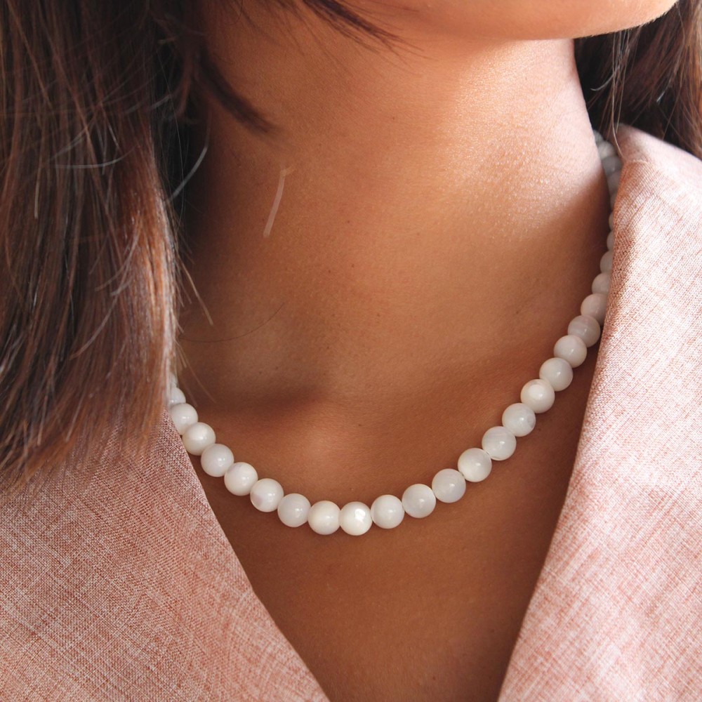 Collier entièrement en perles de nacre blanche